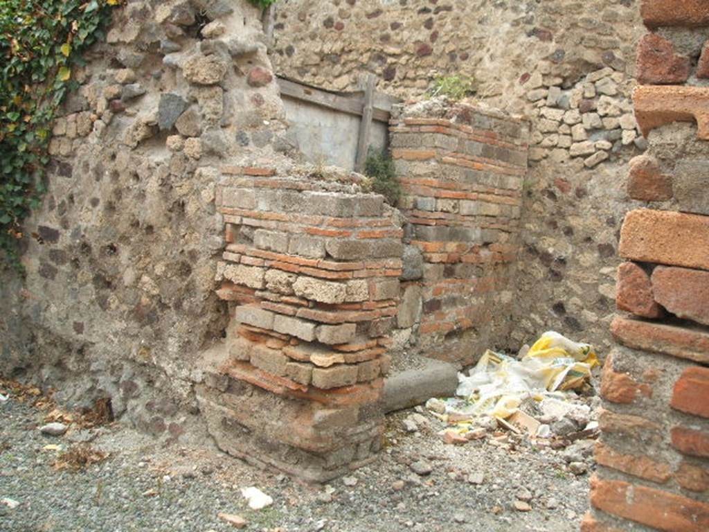 VI.17.23 Pompeii. Step to peristyle, in room on north side of shop at VI.17.24.

 

