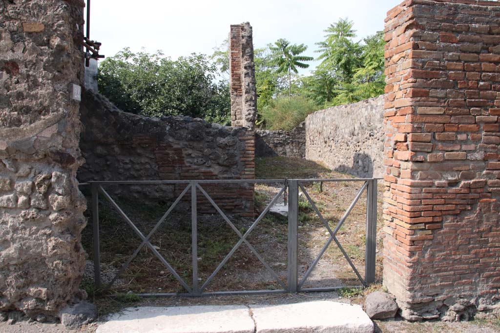 VI.17.24 Pompeii. September 2021. Looking west to entrance doorway. Photo courtesy of Klaus Heese.