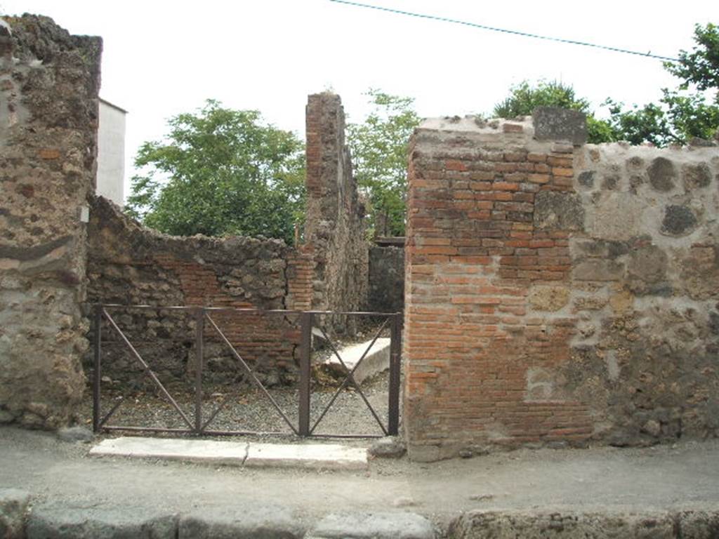 VI.17.24 Pompeii. September 2005. Entrance doorway.