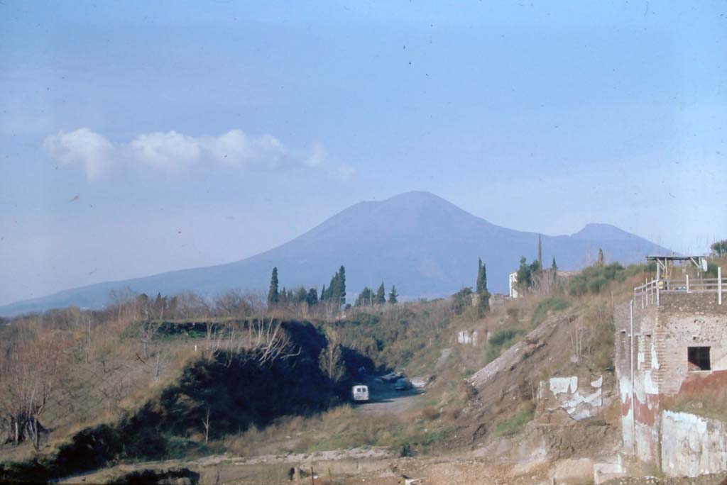 Insula Occidentalis, Pompeii. 4th December 1971. Looking north from rear of VII.16.17-22, Fabius Rufus, on right.
The white building hidden behind the trees, on the skyline below Vesuvius, is VI.17.27.
Behind that, on its north side, hidden by the trees and bushes, on the slope, would be the area of the portico of VI.17.25, as described above.
Photo courtesy of Rick Bauer, from Dr George Fay’s slides collection.


