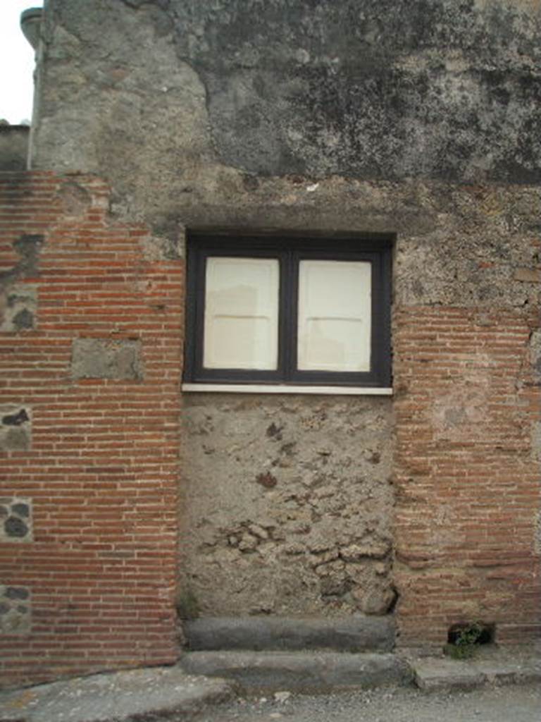 VI.17.28 Pompeii. December 2005. Entrance blocked by modern window..