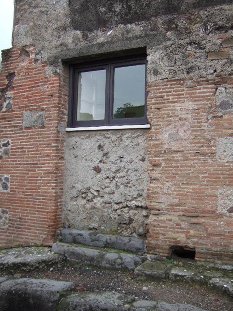 VI.17.28 Pompeii. May 2005. Entrance blocked by modern window. 