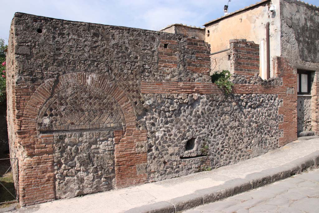 VI.17.29 Pompeii. September 2021. Front façade on Via Consolare, with blocked doorway. Photo courtesy of Klaus Heese.