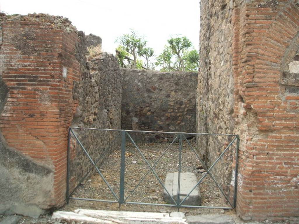 VI.17.30 Pompeii. May 2005. Entrance doorway, looking west.