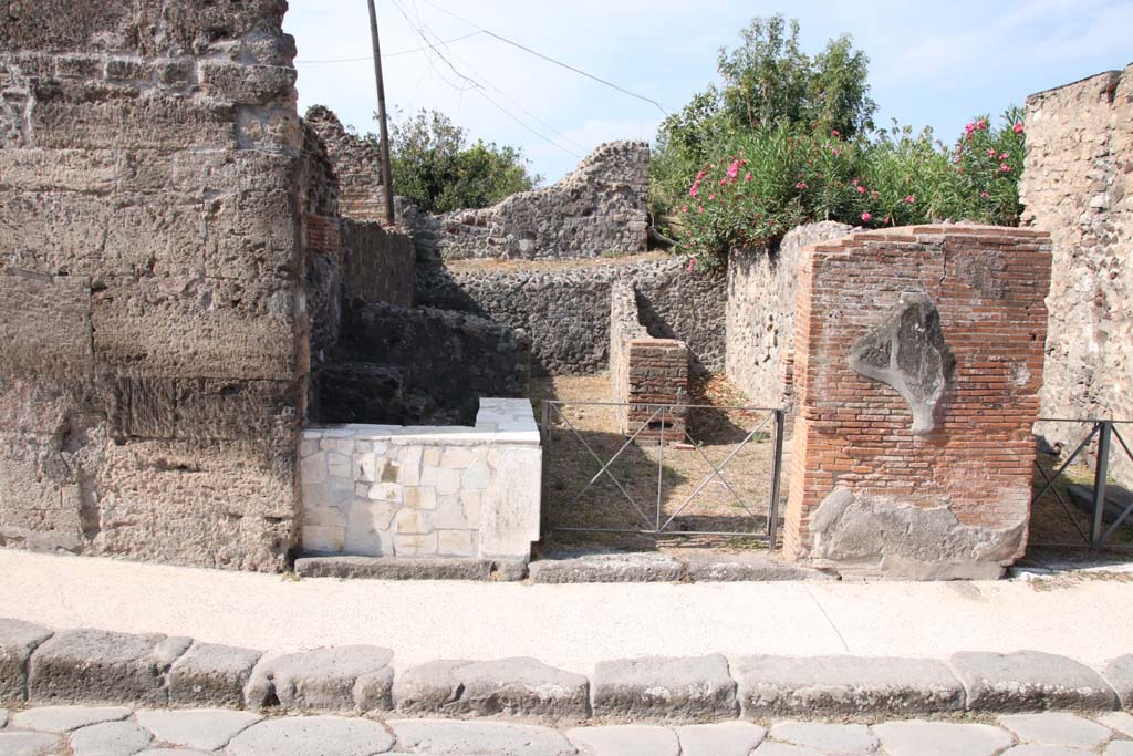 VI.17.31 Pompeii. September 2021. Looking west to entrance doorway on Via Consolare. Photo courtesy of Klaus Heese.