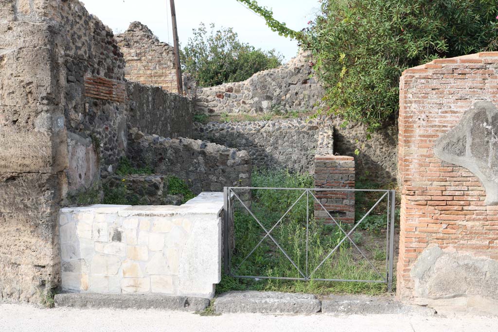 VI.17.31 Pompeii. December 2018. Looking west to entrance doorway on Via Consolare. Photo courtesy of Aude Durand.