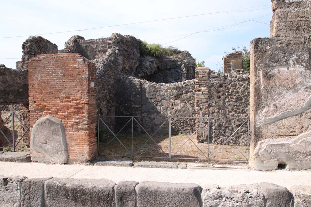 VI.17.33 Pompeii. September 2021. Looking west to entrance doorway. Photo courtesy of Klaus Heese.