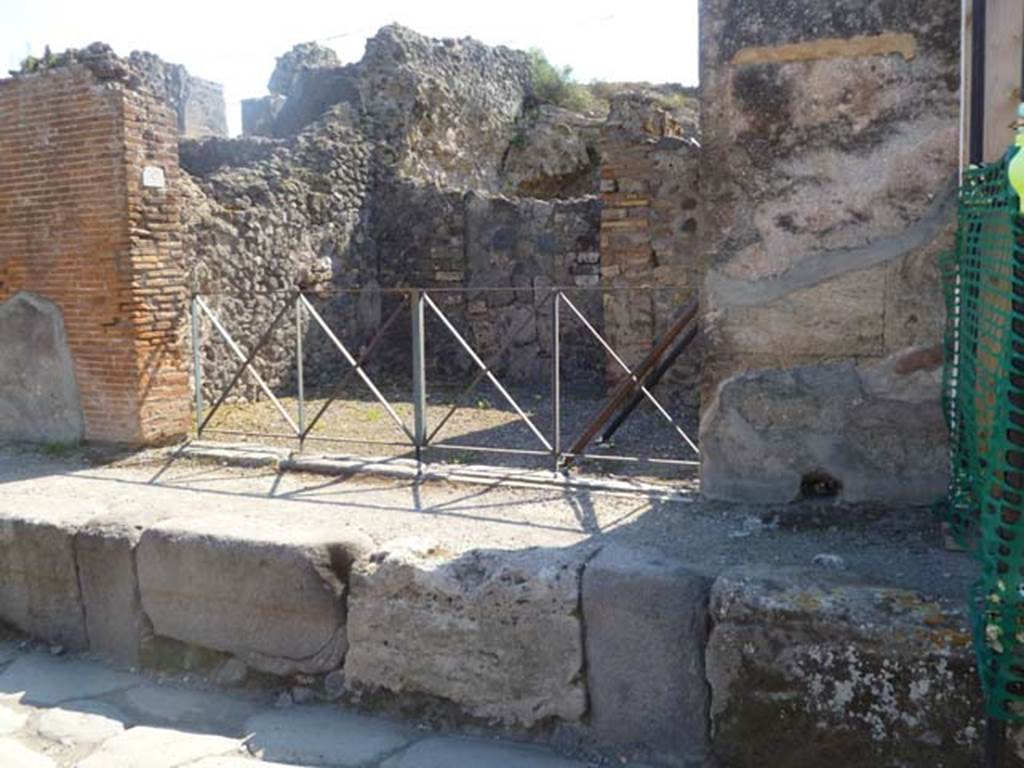 VI.17.33 Pompeii. May 2011. Entrance doorway. Photo courtesy of Michael Binns.