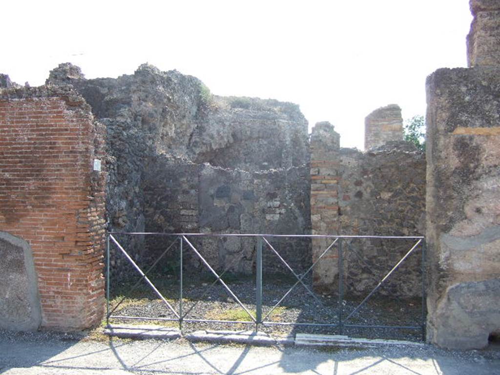 VI.17.33 Pompeii. September 2005. Entrance doorway, looking west.