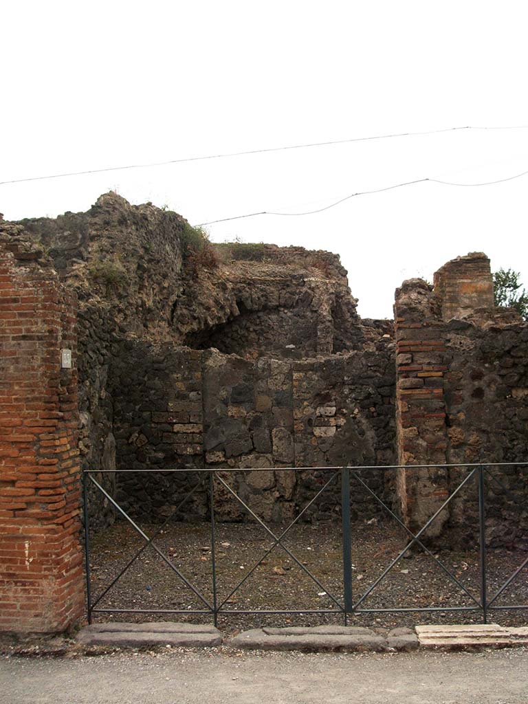 VI.17.33 Pompeii. May 2005. Looking west to entrance.