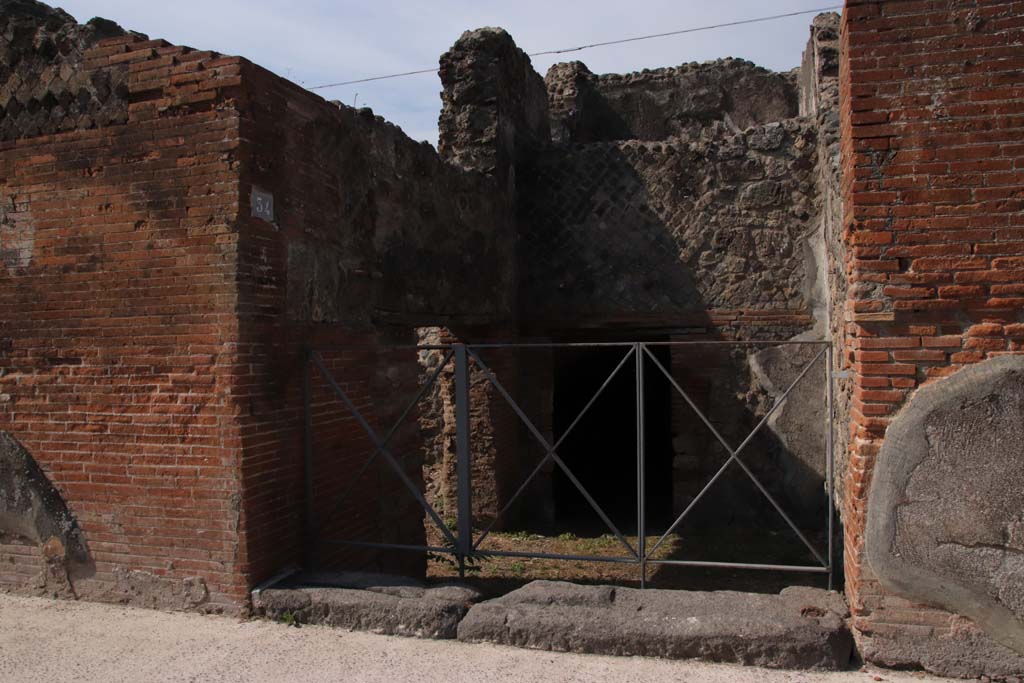 VI.17.34 Pompeii. September 2021. Looking west to entrance,  with 3 steps down on left. Photo courtesy of Klaus Heese.