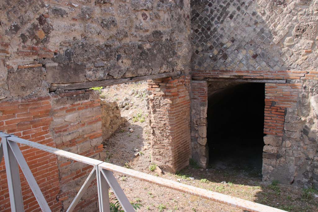 VI.17.34 Pompeii. September 2021. 
South wall, on left, with doorway to narrow area behind. Doorway to an underground room, on right. Photo courtesy of Klaus Heese.

