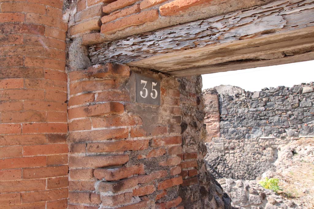 VI.17.35 Pompeii. September 2021. South (left) side of entrance doorway. Photo courtesy of Klaus Heese.