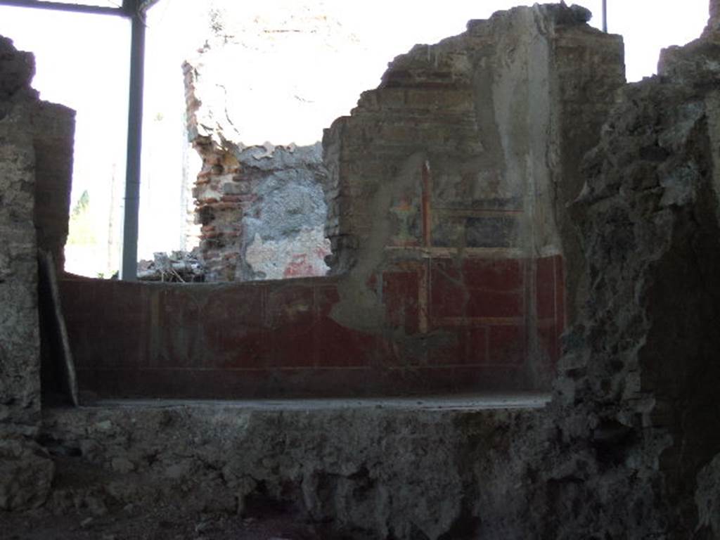VI.17.36 Pompeii. May 2006. North wall with window, in eastern cubiculum (room “a”) of VI.17.36 on south side of peristyle. Photo taken from VI.17.41.
According to PPP, the zoccolo/plinth was red and in the central panel was a swan flying towards the left towards another panel with a flowering plant. 
The middle zone of the wall was black, and in a narrow compartment, at the side of the window, a fountain or base of a painted candelabra can be seen.
See Bragantini, de Vos, Badoni, 1986. Pitture e Pavimenti di Pompei, Parte 3. Rome: ICCD. (p.1)
