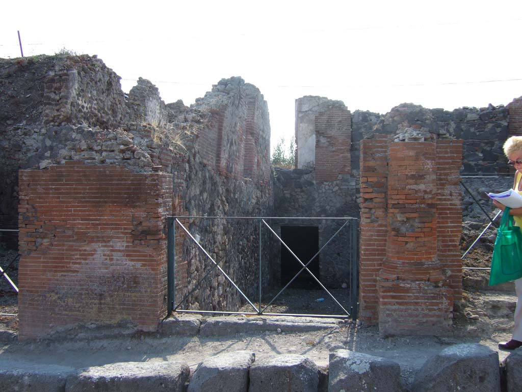 VI.17.37 Pompeii. September 2005. Looking west to entrance doorway