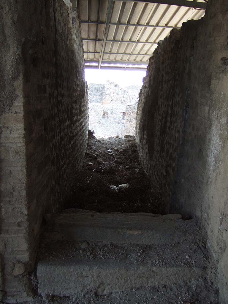VI.17.40 or VI.17.b Pompeii. May 2006. Looking east, from inside looking out