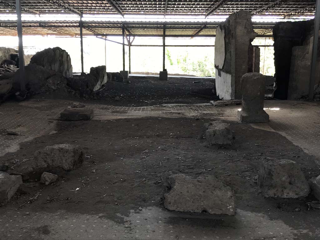 VI.17.41 Pompeii. May 2015. Looking west across atrium. Photo courtesy of Buzz Ferebee.
