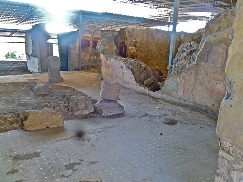 VI.17.41 Pompeii. May 2006. Looking east from rear towards rooms in north-west corner. On the left is an exedra, on the right is a cubiculum.