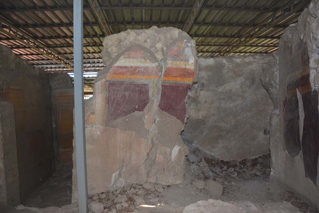 VI.17.41 Pompeii. September 2019. West wall of north ala, with doorway to cubiculum, on left.
Foto Annette Haug, ERC Grant 681269 DCOR.
