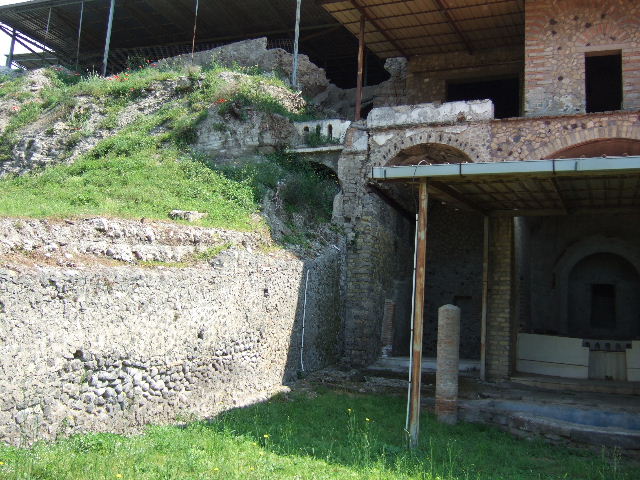 VI.17.42 Pompeii. May 2006. Garden looking east towards Oecus 32 and summer triclinium 31.