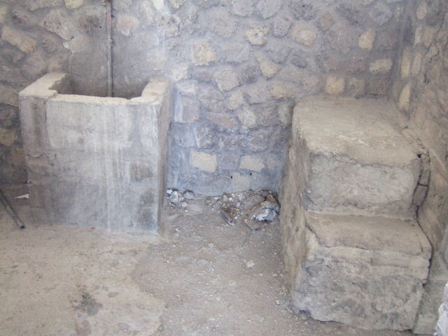 VI.17.42 Pompeii. May 2006. Room 17. South wall of undecorated room with vaulted ceiling. At the south wall is an oven for lime and an access to an underlying cistern. See Aoyagi M. and Pappalardo U., 2006. Pompei (Regiones VI-VII) Insula Occidentalis. Napoli: Valtrend. (p. 161).