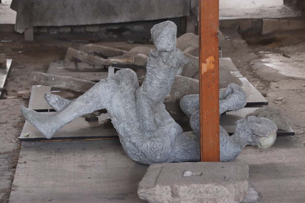 VI.17.42 Pompeii. October 2020. Cast of woman and child found in this house. Photo courtesy of Klaus Heese.