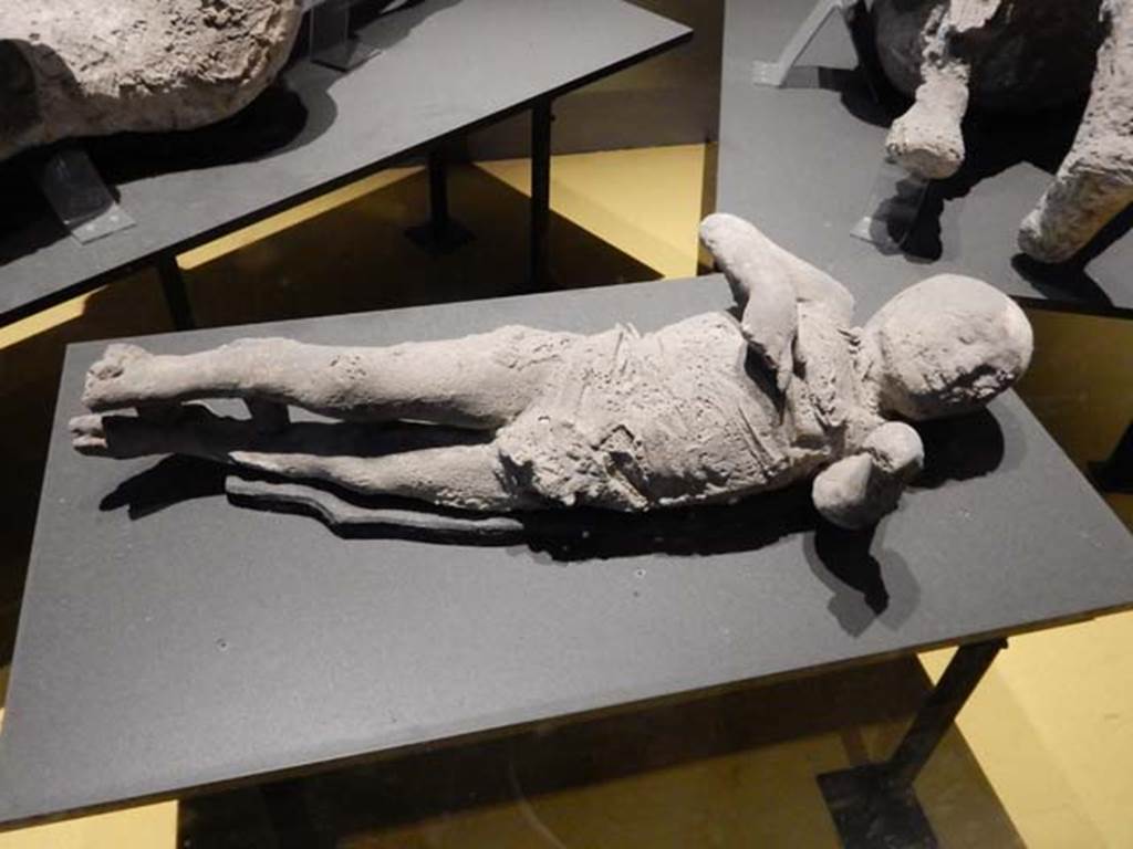 VI.17.42, Pompeii, May 2018. Plaster cast of young child found in the corridor leading to the garden area.
Photo courtesy of Buzz Ferebee.
