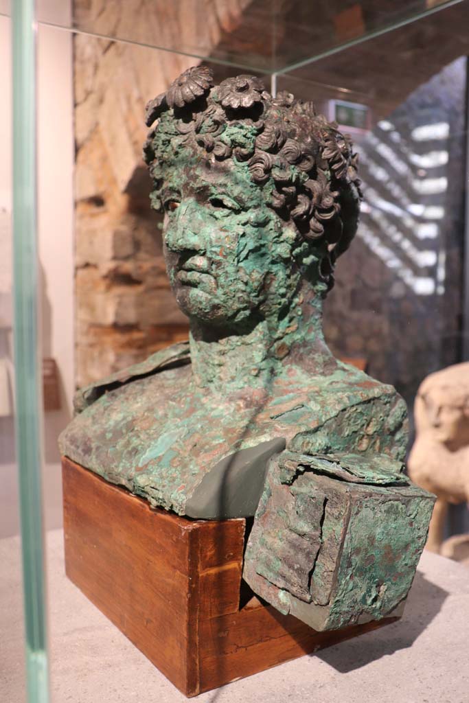 VI.17.42 Pompeii. February 2021. 
Bronze bust of Dionysus. Photo courtesy of Fabien Bièvre-Perrin (CC BY-NC-SA).
