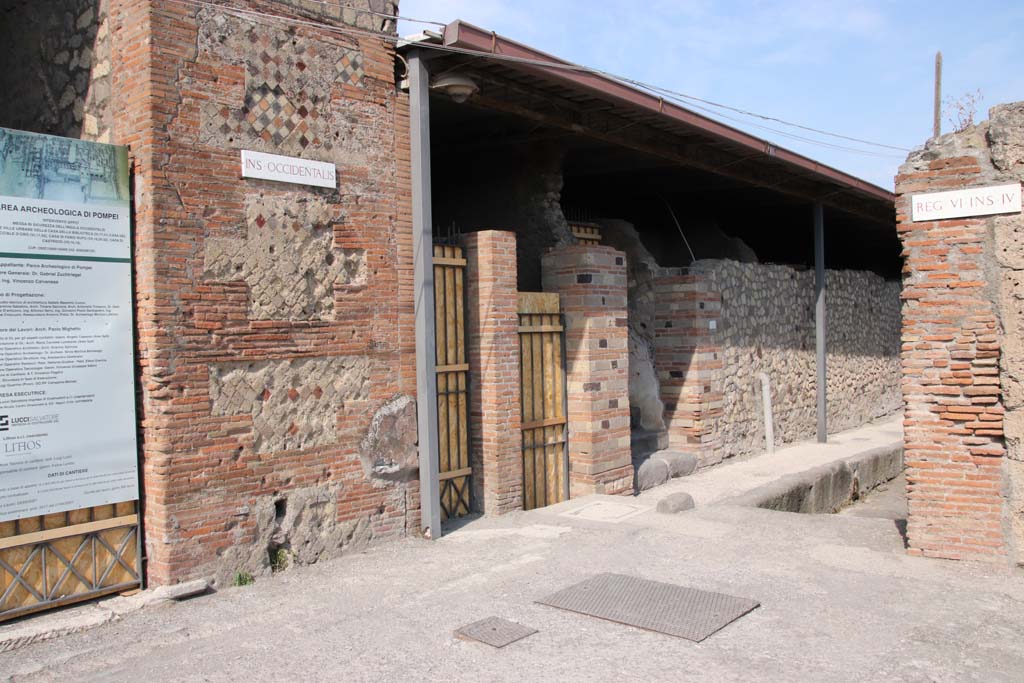VI.17.44 and VI.17.4.3 Pompeii, in centre. September 2021. Entrances to lower floors. Photo courtesy of Klaus Heese.