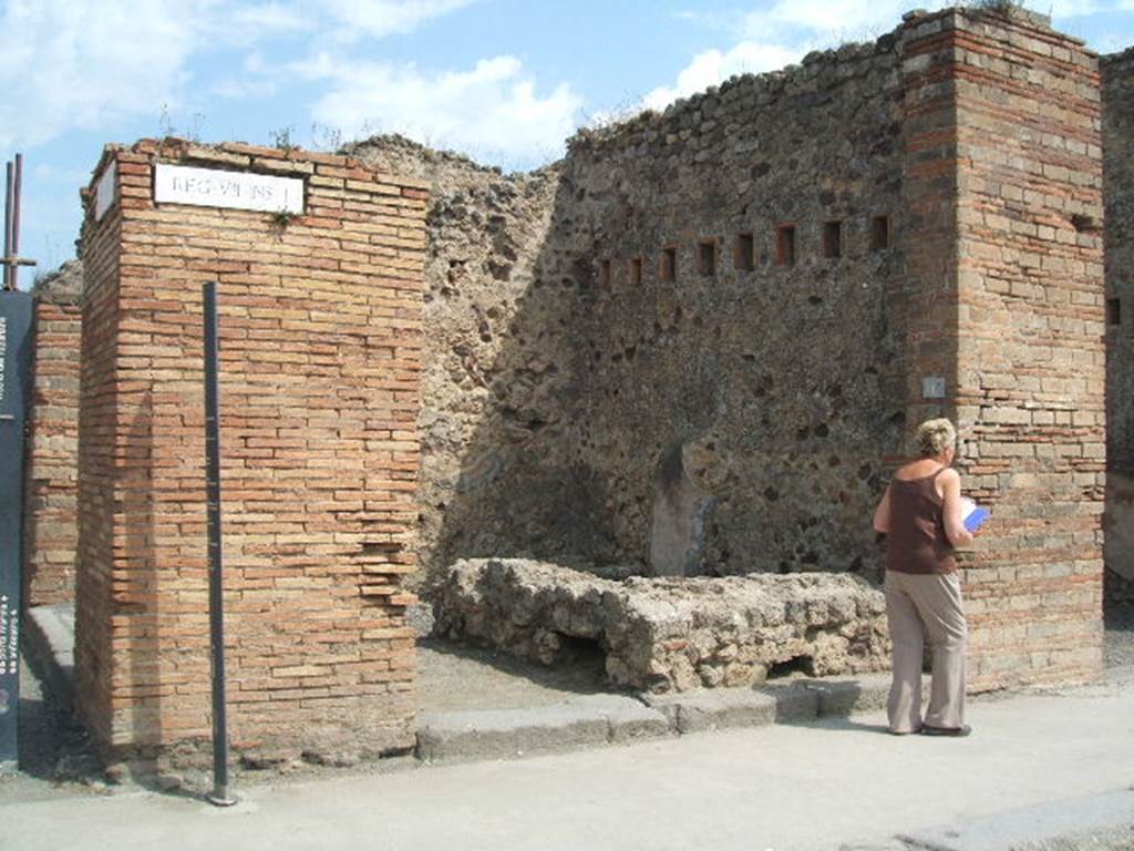 VII.1.1 Pompeii. May 2005. Entrance on Via dell’Abbondanza. In June 1855, according to PAH II, 608, graffiti was found on the last pilaster. (Bull.Nap N.S 1856,n.77(1855, pp17-24). Found on the south-west side of VII.1 were

Ceium  Secundum
II vir(um)  i(ure)  d(icundo)  Postumiu[s     [CIL IV 775]

Q(uintum)  Postumium  Proculum  aed(ilem)  o(ro)  v(os)  f(aciatis)    [CIL IV 782]

Pansam aed(ilem)   [CIL IV 777]

See Pagano, M. and Prisciandaro, R., 2006. Studio sulle provenienze degli oggetti rinvenuti negli scavi borbonici del regno di Napoli.  Naples : Nicola Longobardi.  (p.172)
