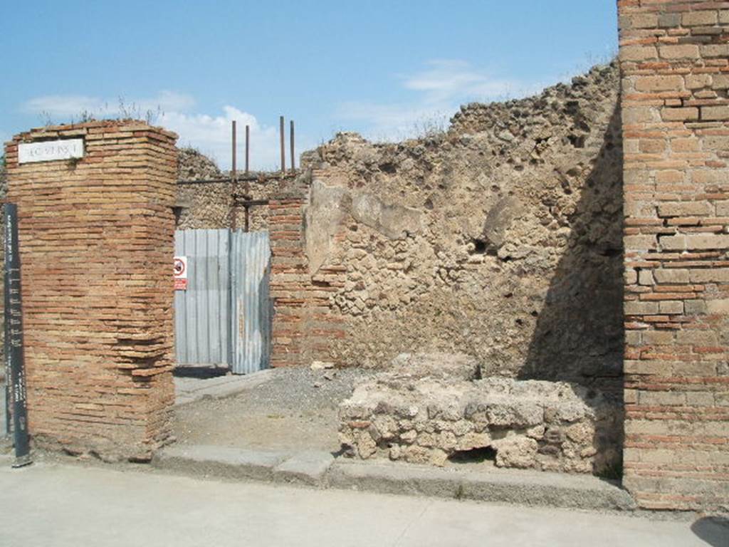 VII.1.1 Pompeii. May 2005. Entrance on Via dell’Abondanza. Looking north-west towards other entrance at  VII.1.62.