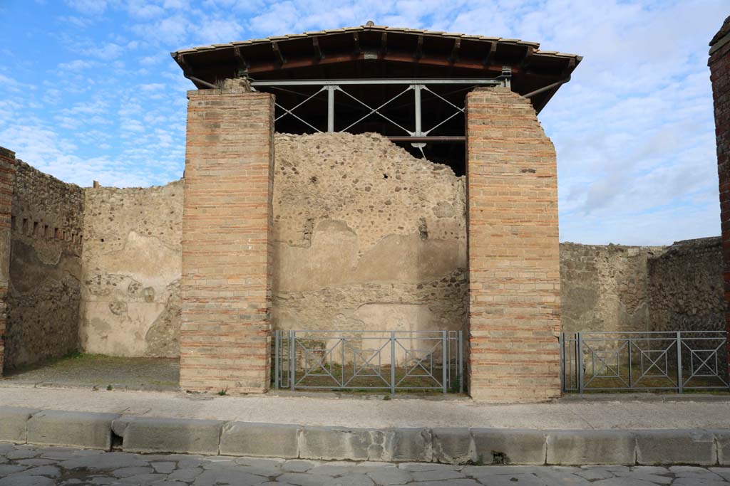 VII.1.3, Pompeii, in centre, with VII.1.2, on left, and VII.1.4, on right. December 2018. 
Looking north on Via dell’Abbondanza. Photo courtesy of Aude Durand.
