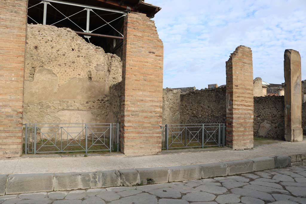 VII.1.4, Pompeii, in centre, VII.1.3, on left, and VII.1.5, on right. December 2018. 
Looking north on Via dell’Abbondanza. Photo courtesy of Aude Durand.
