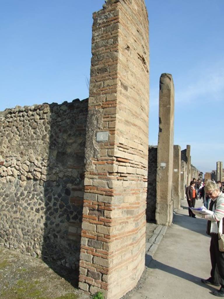 VII.1.4 Pompeii.  Shop.  December 2007.  East side of entrance on Via dell’ Abbondanza.