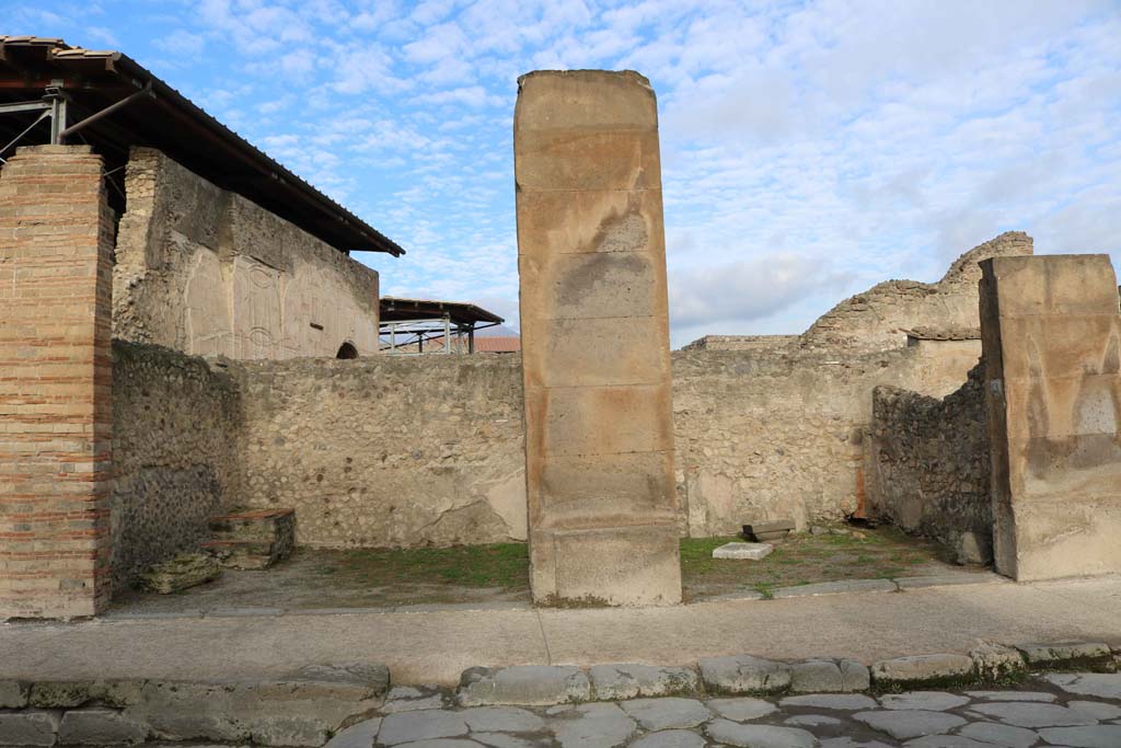 VII.1.5, Pompeii, on left, VII.1.6, on right. December 2018. Looking north on Via dell’Abbondanza. Photo courtesy of Aude Durand.