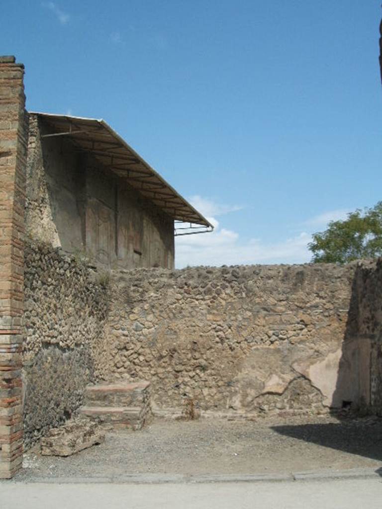 VII.1.5 Pompeii.  Shop.  May 2005.  Entrance.