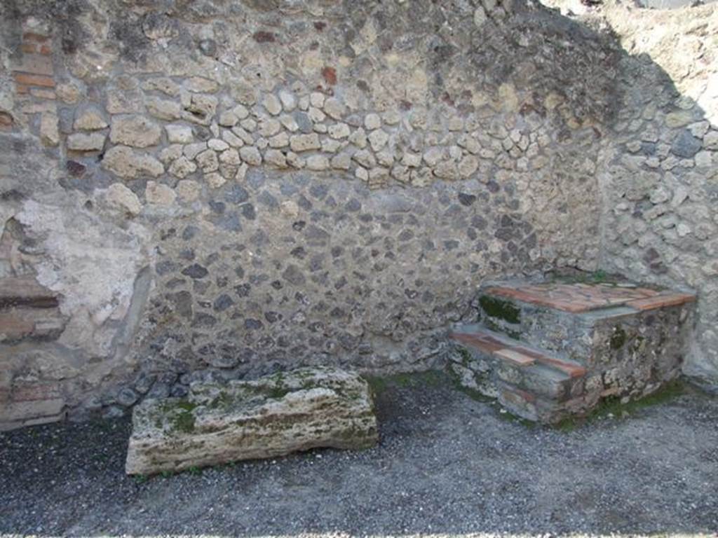 VII.1.5 Pompeii.  Shop.  December 2007.  West wall.