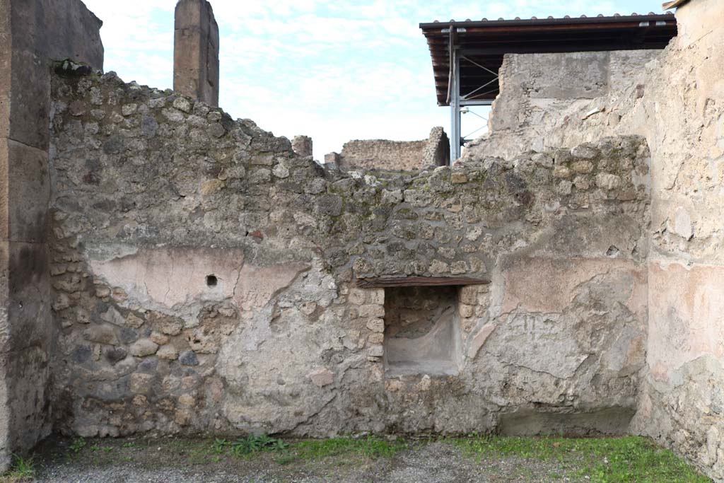 VII.1.7, Pompeii. December 2018. West wall with niche/recess. Photo courtesy of Aude Durand.