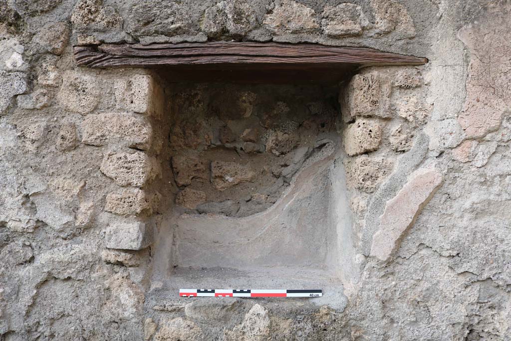 VII.1.7, Pompeii. December 2018. Detail of niche/recess in wall of shop, looking west. Photo courtesy of Aude Durand.