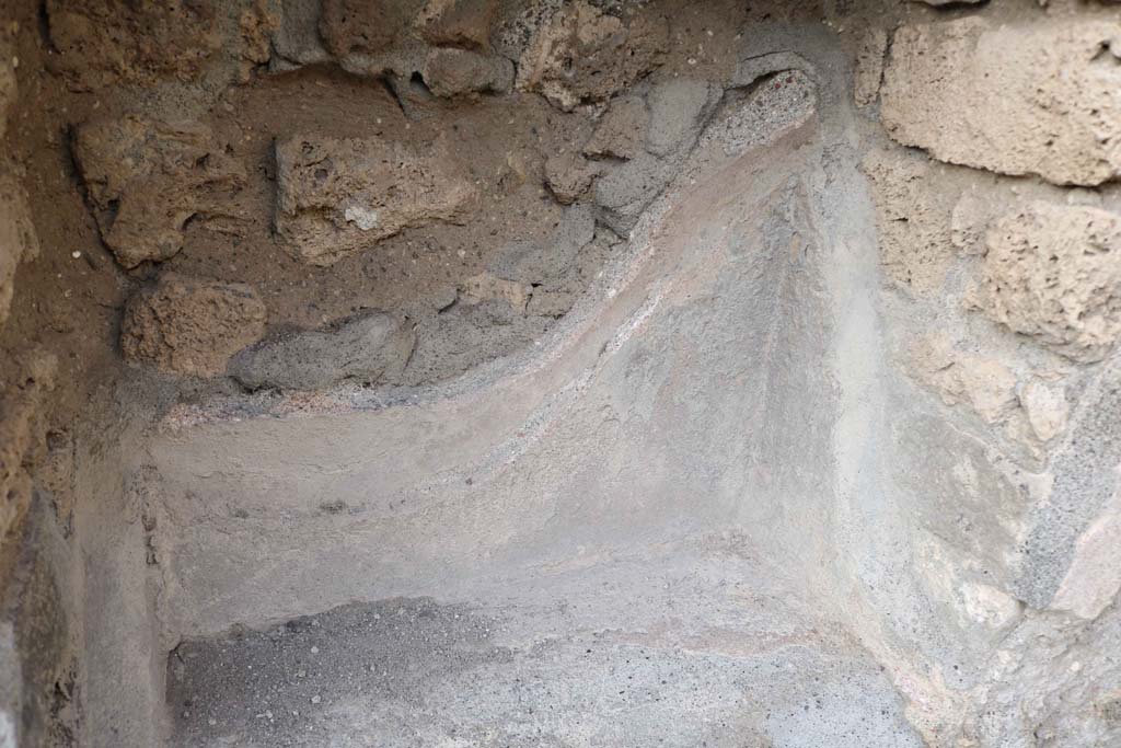 VII.1.7, Pompeii. December 2018. Detail of niche/recess in west wall of shop. Photo courtesy of Aude Durand.