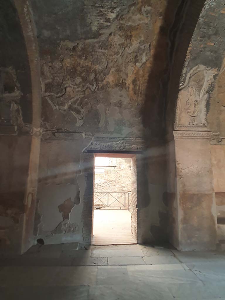 VII.1.8 Pompeii. July 2021. North wall of men’s changing room 2. 
Looking north through doorway into tepidarium 3. 
Foto Annette Haug, ERC Grant 681269 DÉCOR

