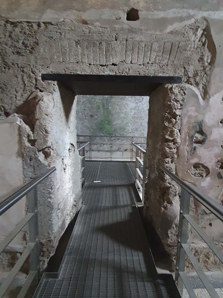 VII.1.8 Pompeii. July 2021. Tepidarium 10, looking through doorway in south wall into Caldarium 9.   
Foto Annette Haug, ERC Grant 681269 DÉCOR
