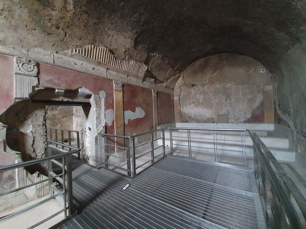 VII.1.8 Pompeii. July 2021. Caldarium 9, looking east along north wall from doorway into tepidarium 10.   
Foto Annette Haug, ERC Grant 681269 DÉCOR
