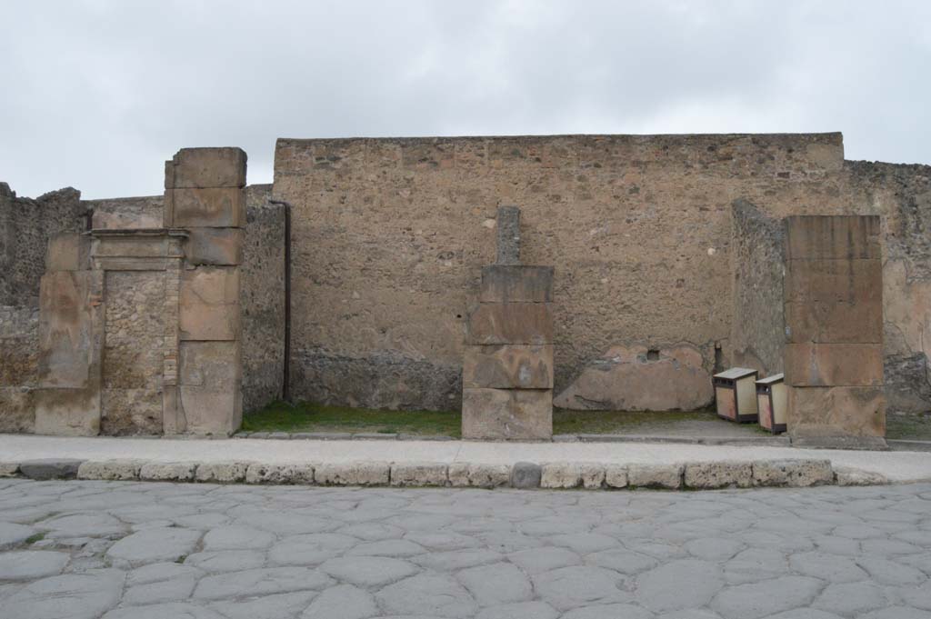 VII.1.11 Pompeii, centre right. March 2019. Looking north to entrance doorway on Via dell’Abbondanza
Foto Taylor Lauritsen, ERC Grant 681269 DÉCOR.
