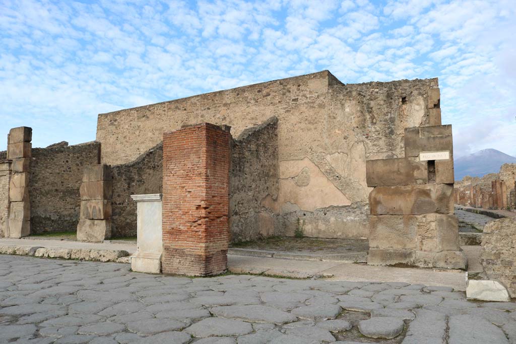 VII.1.12, Pompeii, centre right, is linked to VII.1.13 on Via Stabiana, on the right. December 2018.
Looking towards north side of Via dell’Abbondanza, from Holconius’ crossroads. Photo courtesy of Aude Durand.
