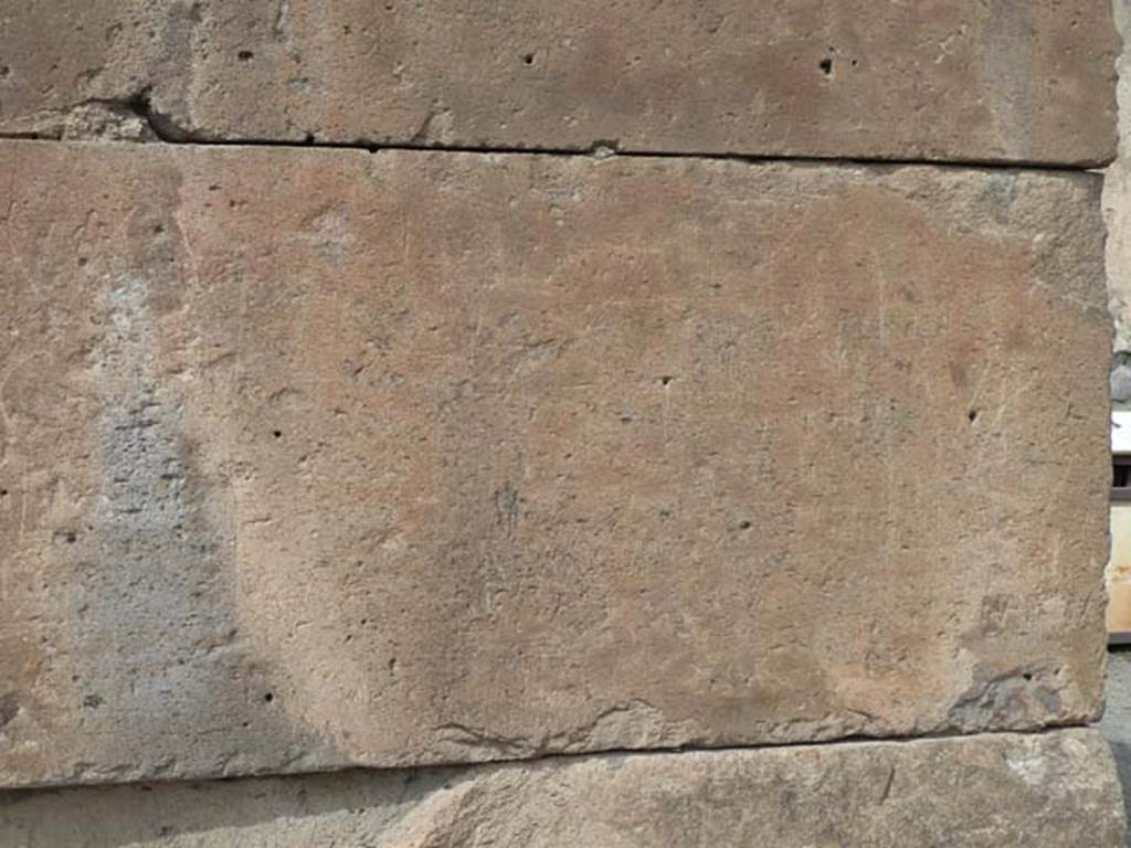 VII.1.12 Pompeii. September 2015. Detail of pilaster between entrances at VII.1.11 and VII.1.12.