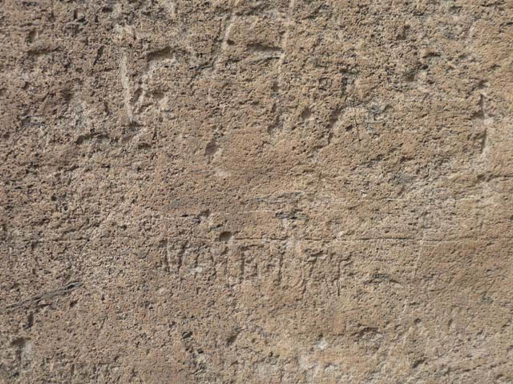 VII.1.12 Pompeii. September 2015. Detail of graffito from pilaster.
According to Epigraphik-Datenbank Clauss/Slaby (See www.manfredclauss.de) this reads
Vale Dat()   [CIL IV 2129]
