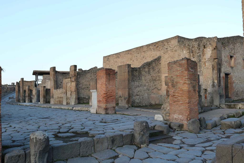 Via dell’Abbondanza, Pompeii, north side. December 2018. 
Looking west from Holconius’s crossroads, along VII.1, from VII.1.12/13, on right.  Photo courtesy of Aude Durand.
