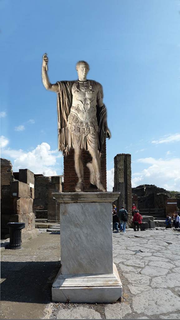 Outside VII.1.12 Pompeii, on Via dell’Abbondanza. Reconstruction of statue on its statue-base.
