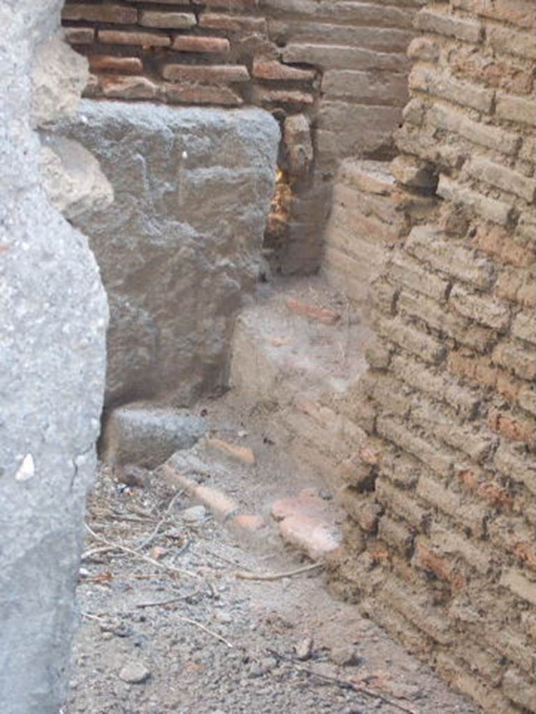 VII.1.15 Pompeii. September 2005. Steps leading west to praefurnium or furnace 7.